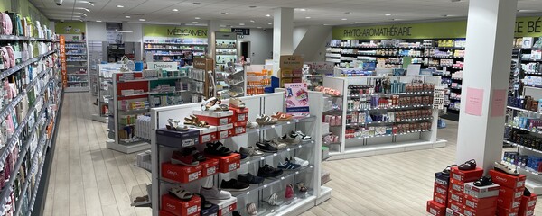 Grande pharmacie, superbe visibilité, parking privatif
