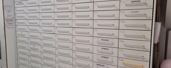 Tiroirs et gondoles à donner