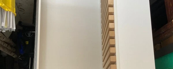 Meubles étagères avec dos en lattes de bois horizontales