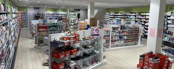 Grande pharmacie, superbe visibilité, parking privatif