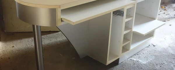 Donne comptoir assis