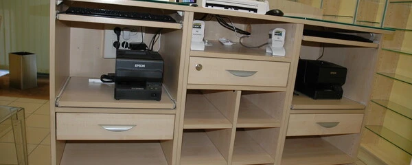 MOBILIER espace de vente et comptoirs